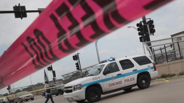 La Policía de Chicago dice que un vehículo desconocido se acercó y alguien disparó varios tiros contra el coche de la víctima.