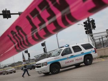 La Policía de Chicago dice que un vehículo desconocido se acercó y alguien disparó varios tiros contra el coche de la víctima.