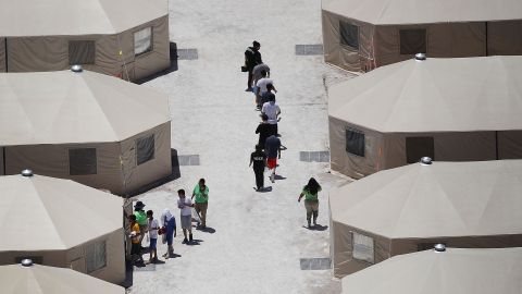 El número de patrocinadores de menores en esta "ciudad carpa" en Texas ha disminuido drásticamente por miedo a la deportación