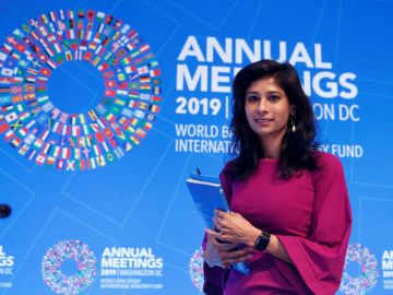 Gita Gopinath, economista jefe del FMI el martes en la rueda de prensa de presentación del informe de perspectivas económicas en Washington.  EFE/EPA/SHAWN THEW
