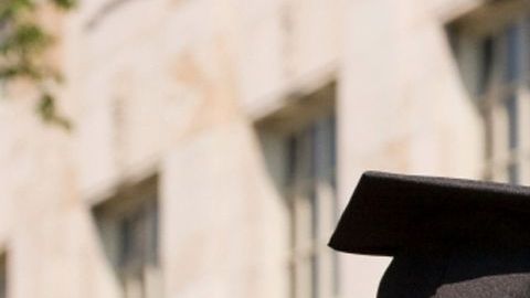 El número de estudiantes que se gradúan de los sistemas universitarios UC y CSU debe aumentar sustancialmente para hacerle frente a este problema, dicen los expertos. /Archivo