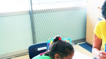 Niños y niñas encuentran un espacio para la formación preescolar en Toland Way Early Education Center, en Eagle Rock