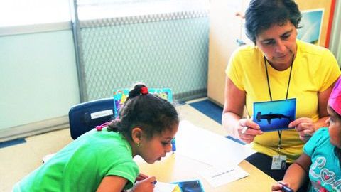 Niños y niñas encuentran un espacio para la formación preescolar en Toland Way Early Education Center, en Eagle Rock