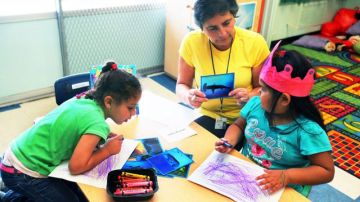 Niños y niñas encuentran un espacio para la formación preescolar en Toland Way Early Education Center, en Eagle Rock