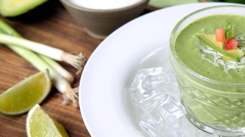 Sopa de aguacate fría