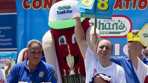 El 12 veces campeón de Nathan,  Joey Chestnut es uno de los favoritos de la competencia,