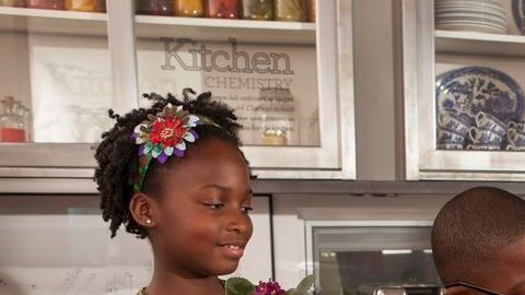 Una familia realiza uno de los experimentos de 'Summer Brain Games'