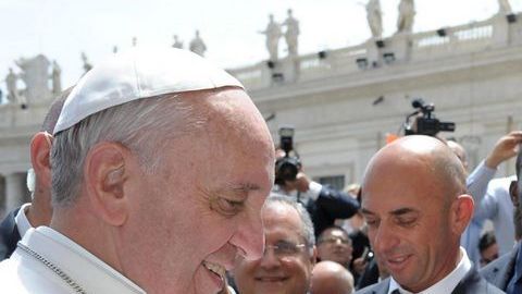 El capitán de la Roma, Francesco Totti, da la camiseta romana al Papa Francisco, en una audiencia pública.