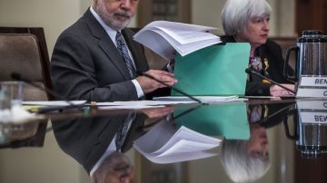 Ben Bernanke, presidente de la Reserva Federal y su próxima sucesora Janet Yellen asisten a la reunión del consejo para discutir la versión final de la conocida como "Norma Volcker".