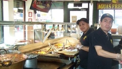 Muchos restaurantes hispanos en NYC batallan por la clientela con grandes cadenas de comida rápida.