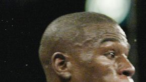 Floyd Mayweather es conectado por José Luis Castillo en una pelea de 2002 que pudo haberle quitado su etiqueta de invencible al púgil estadounidense.