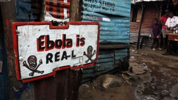 Cartel con una advertencia de ébola en Monrovia, Liberia.