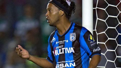 El brasileño Ronaldinho cuando jugaba en los Gallos Blancos de Querétaro de México.