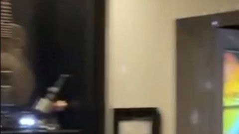 Juan Patrón acudió a una fiesta ilegal y multitudinaria en Miami Beach y compartió las imágenes en su Instagram.