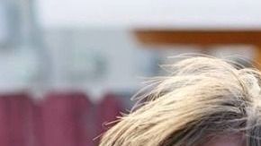 Juanma Linares junto a sus hijas y su esposa vistiendo la camiseta del Betis.