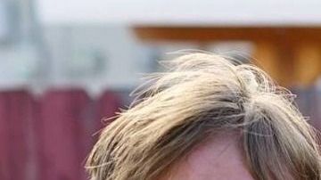 Juanma Linares junto a sus hijas y su esposa vistiendo la camiseta del Betis.