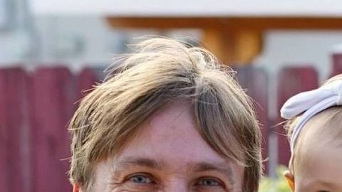 Juanma Linares junto a sus hijas y su esposa vistiendo la camiseta del Betis.