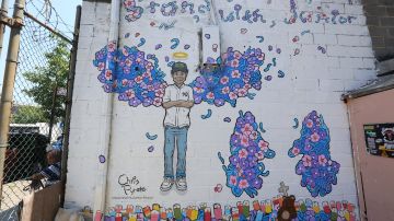 Mural en memoria de "Junior" Guzman Feliz en el barrio Belmont, El Bronx