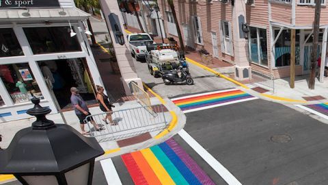 Imagen aérea del paso de peatones con los colores del arcoíris.