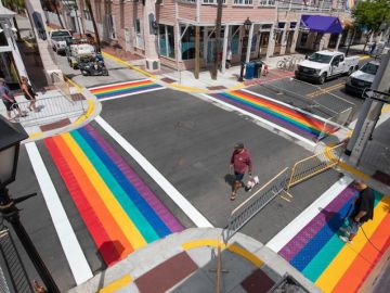 Imagen aérea del paso de peatones con los colores del arcoíris.
