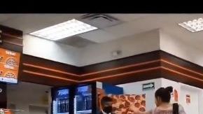 La mujer se puso furiosa al negarle el servicio.
