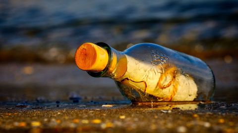 La botella fue lanzada al mar por un hombre de Nueva York.