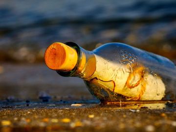 La botella fue lanzada al mar por un hombre de Nueva York.