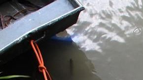 El cuerpo de un migrante y su bebé a las orilla del Río Bravo,