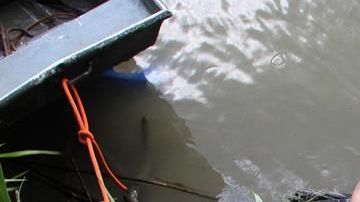 El cuerpo de un migrante y su bebé a las orilla del Río Bravo,