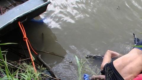 El cuerpo de un migrante y su bebé a las orilla del Río Bravo,
