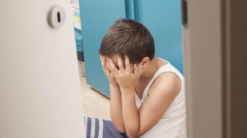 Los menores ansiosos tras el estado emocional de los padres pueden aislarse o manifestar dificultad para socializar.