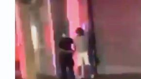 El policía se levantó aturdido tras la golpiza