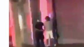 El policía se levantó aturdido tras la golpiza