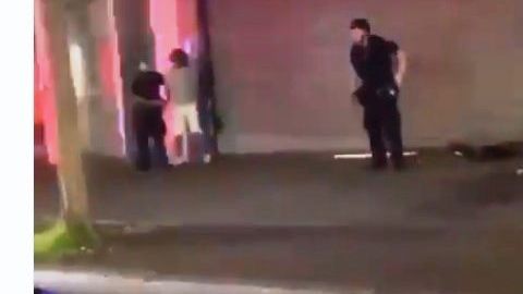 El policía se levantó aturdido tras la golpiza