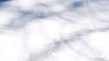 Médicos en equipo de protección se paran cerca de una carpa instalada en el hospital Elmhurst, donde se han registrado varias muertes por coronavirus.