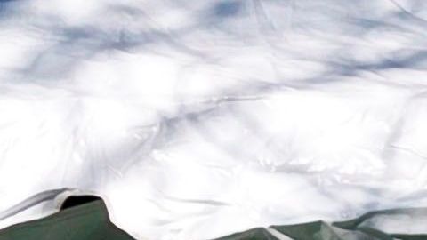 Médicos en equipo de protección se paran cerca de una carpa instalada en el hospital Elmhurst, donde se han registrado varias muertes por coronavirus.