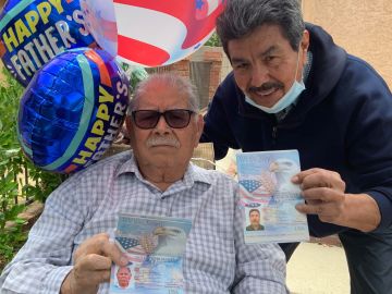 José Ángel Salas agradece a su padre José Salas que le haya dado la ciudadanía de EE.UU. (Cortesía Paulina Herrera)