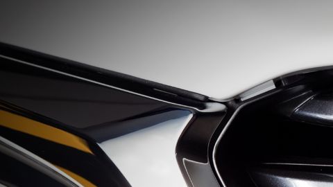 El radiador de un auto está protegido por la parrilla del vehículo,sin embargo acumula impurezas durante el camino por lo cual es indispensable mantenerlo limpio.