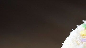 La gente hizo donaciones para que el panadero pudiera hacer los pasteles.