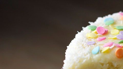 La gente hizo donaciones para que el panadero pudiera hacer los pasteles.