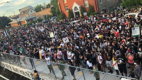 Un mitin de unidad entre latinos y afroamericanos y contra el racismo, la brutalidad policiaca y la injusticia sistémica se llevó a cabo en Pilsen, Chicago. (Cortesía de Elviara Arellano)