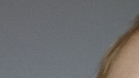 La pequeña se asusta cuando el suelo se mueve violentamente.