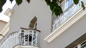 Empleados de más de 100 tiendas Starbucks en todo el país se declararon en huelga el jueves.