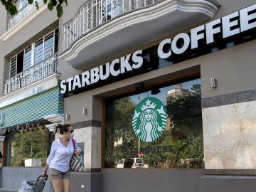 Empleados de más de 100 tiendas Starbucks en todo el país se declararon en huelga el jueves.