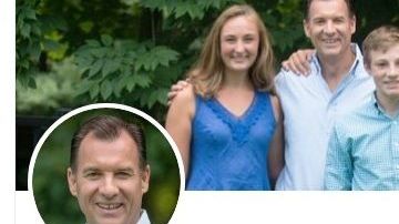 Joe Suozzi es el segundo desde la derecha