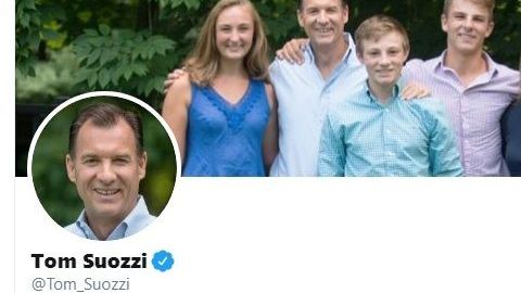 Joe Suozzi es el segundo desde la derecha