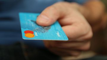 Esta nueva crisis hace que las reglas cambien, incluyendo algunas sobre el uso de las tarjetas de crédito.