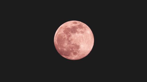 Se llama luna de fresa porque en junio madura este fruto.