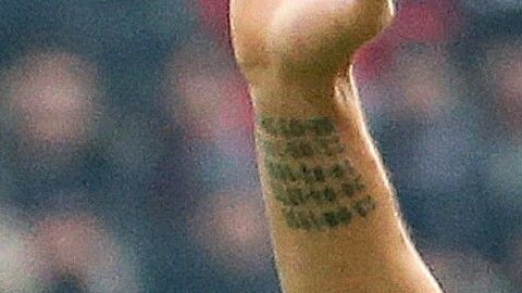 Zlatan dominaba el balón y logró un control de pecho al estilo Matix.