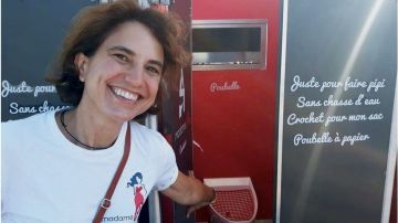 Las largas colas en los baños de mujeres motivaron a Nathalie Des Isnards a empezar una empresa de urinarios femeninos.